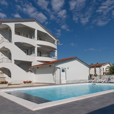 Apartmani Martin Mit Beheiztem Pool With Heated Pool بيبينيا المظهر الخارجي الصورة