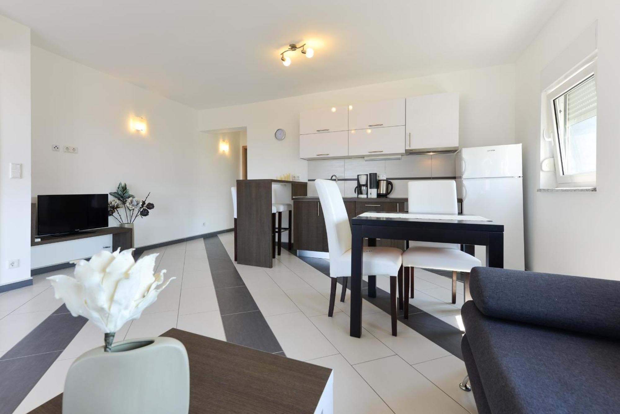 Apartmani Martin Mit Beheiztem Pool With Heated Pool بيبينيا المظهر الخارجي الصورة