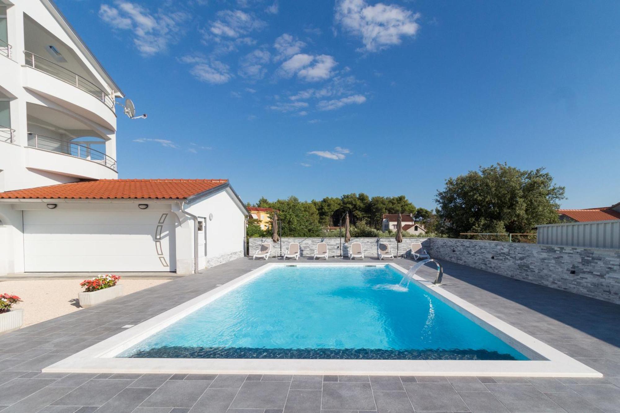 Apartmani Martin Mit Beheiztem Pool With Heated Pool بيبينيا المظهر الخارجي الصورة